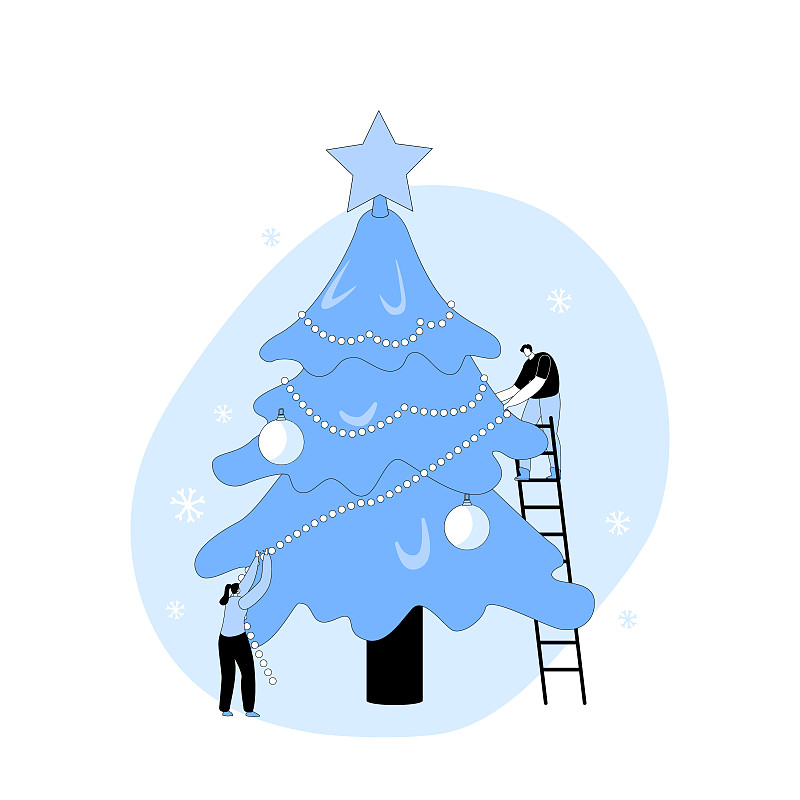 快乐的人物装饰圣诞树。年轻男女在梯子上为新年或圣诞节挂花环图片下载
