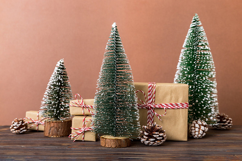 圣诞组成。白色背景上的礼物，小树，树枝和手工DIY装饰。新年的概念。平铺，俯视图，复制空间图片下载