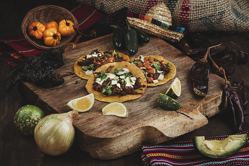 特写镜头，美味的墨西哥玉米饼，牛肉，奶酪和蔬菜放在砧板上图片下载