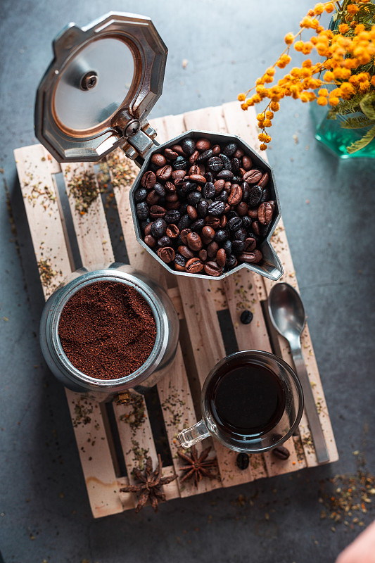 俯视图的咖啡豆和磨碎的咖啡在壶旁边的杯子。图片下载
