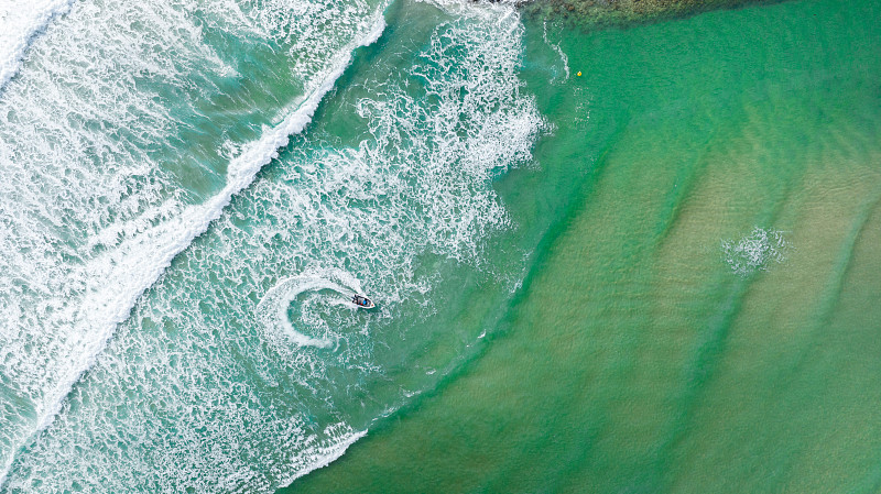 俯瞰标志性的伯利，黄金海岸的蓝色海水和沙滩图片下载