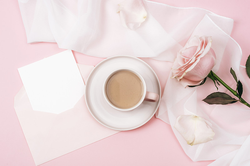 咖啡杯，粉红玫瑰，信封和空白卡片。节日的概念。俯视图，平面布局，模型图片下载