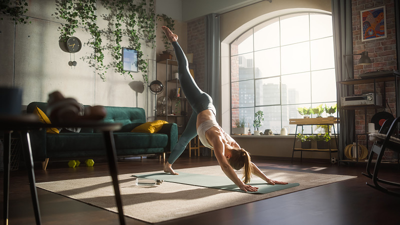 在公寓里做瑜伽的年轻女性图片下载