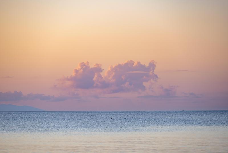 日落时海上的云彩，爱琴海，帕罗斯岛，基克拉泽斯，希腊图片下载