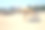 公共城市沙滩上有木伞，芦苇顶棚。2023年7月10日，在哈萨克斯坦的Pavlodar，阳光明媚的一天，干净的沙滩摄影图片