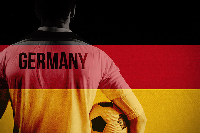 德国足球运动员抱着球的合成图像图片素材