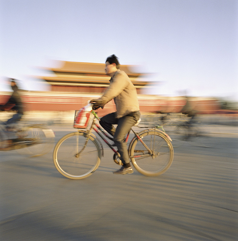 骑自行车路过太平天国大门的人图片下载