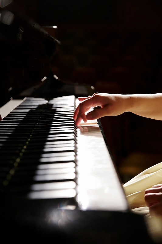 女钢琴家弹奏钢琴的手，特写图片下载
