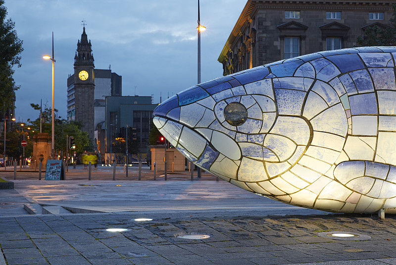 贝尔法斯特的大鱼雕塑在黄昏时被照亮图片下载