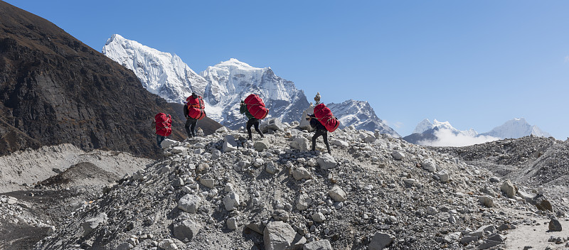 尼泊尔，喜马拉雅，昆布，珠穆朗玛峰地区，恩戈津帕冰川上的搬运工图片素材