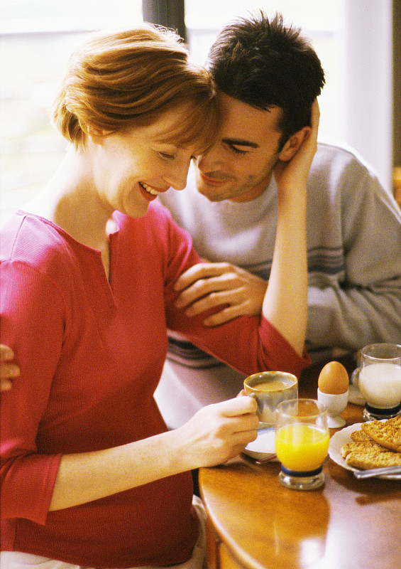 一对夫妇在吃早餐，面带微笑图片下载