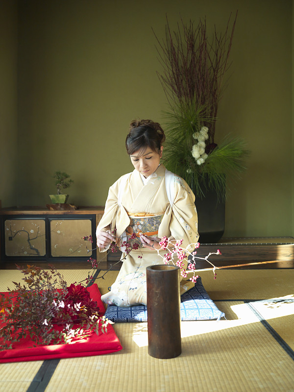 日本，东京，一名女子穿着和服，下跪插花图片下载