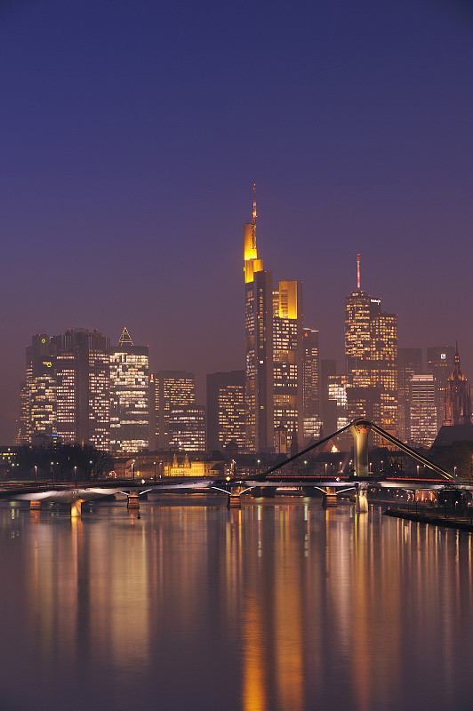 德国，黑森，法兰克福，黄昏时美因河上的桥图片素材