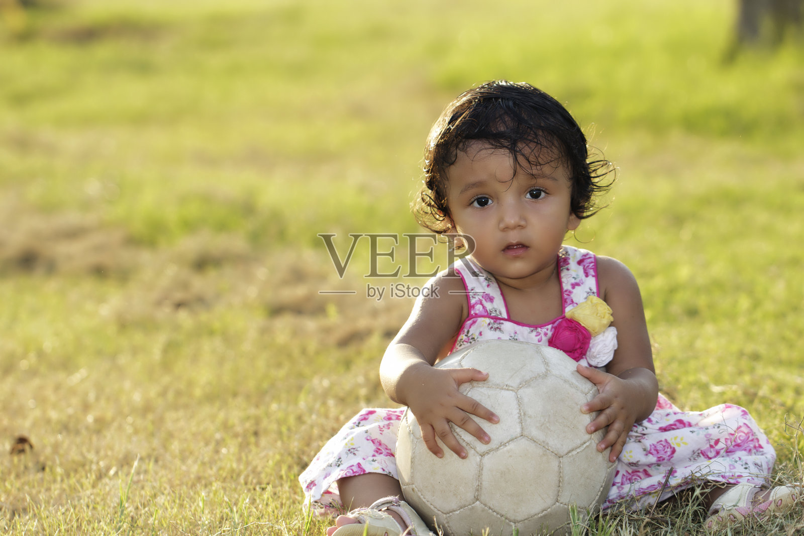 小女孩和她的足球照片摄影图片
