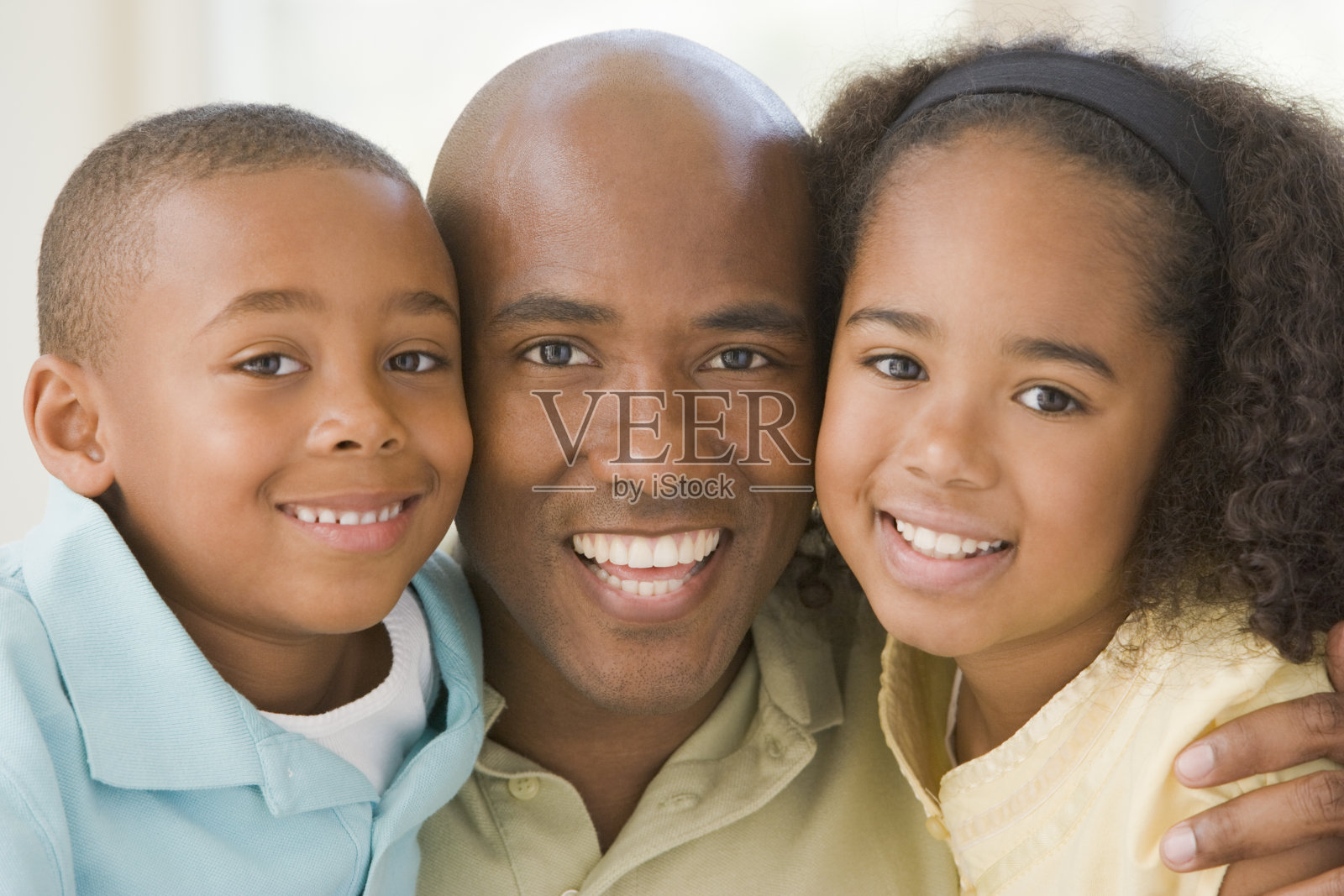一个男人和两个小孩拥抱在一起照片摄影图片