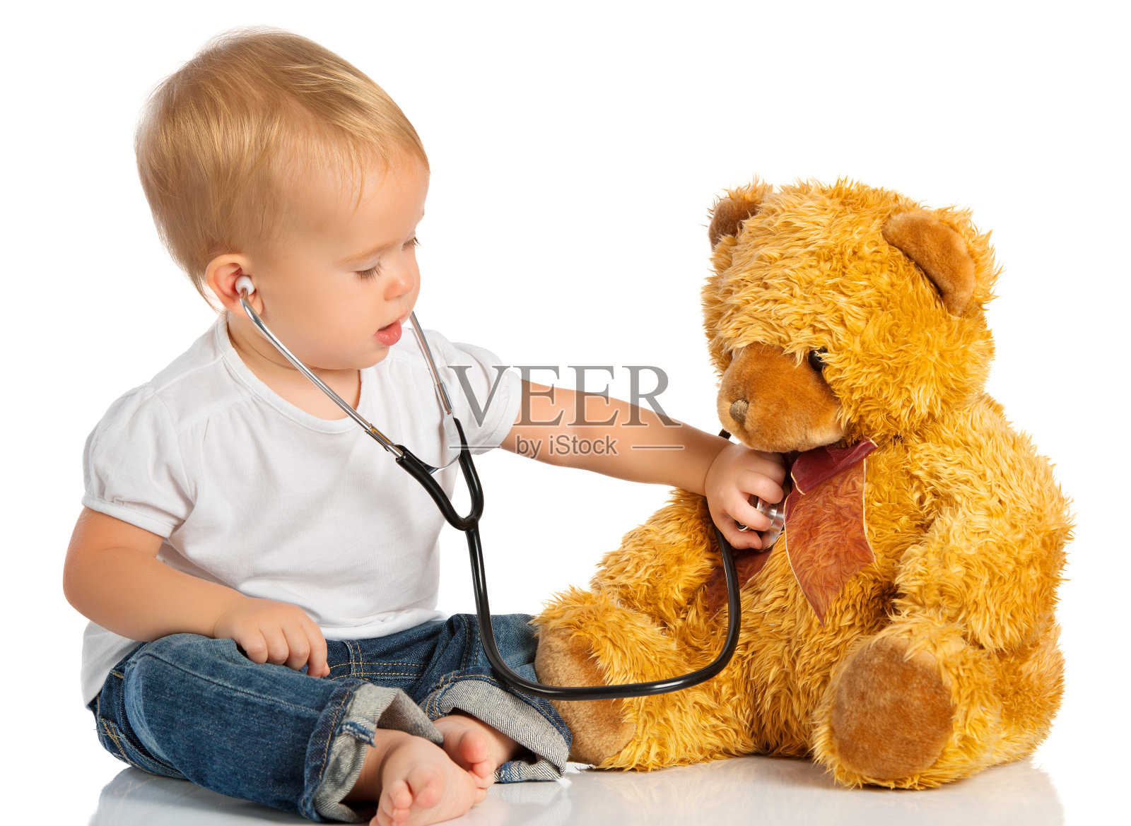 婴儿玩医生玩具熊和听诊器照片摄影图片