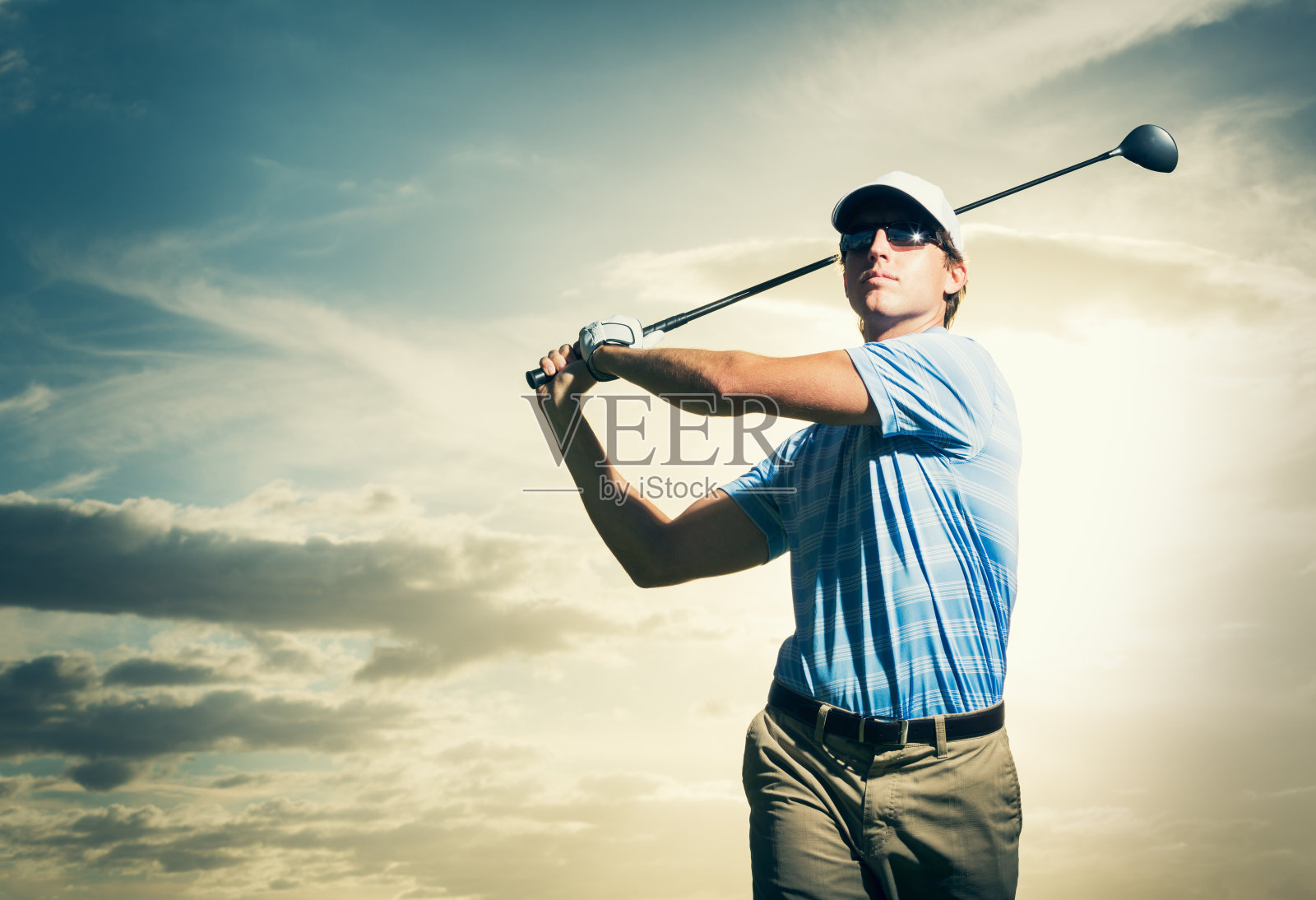 高尔夫球手在日落时分照片摄影图片