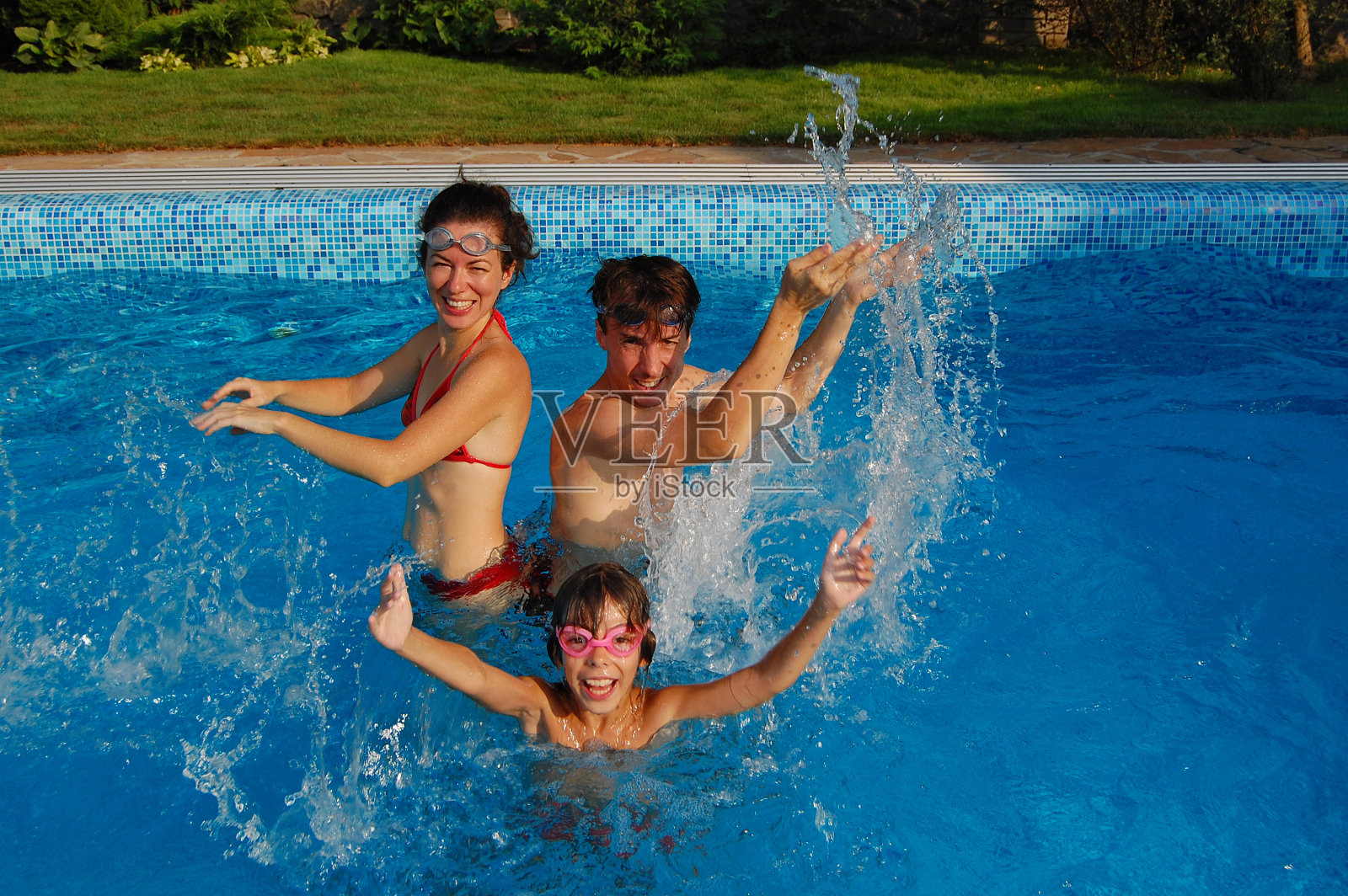 家庭在游泳池的乐趣照片摄影图片