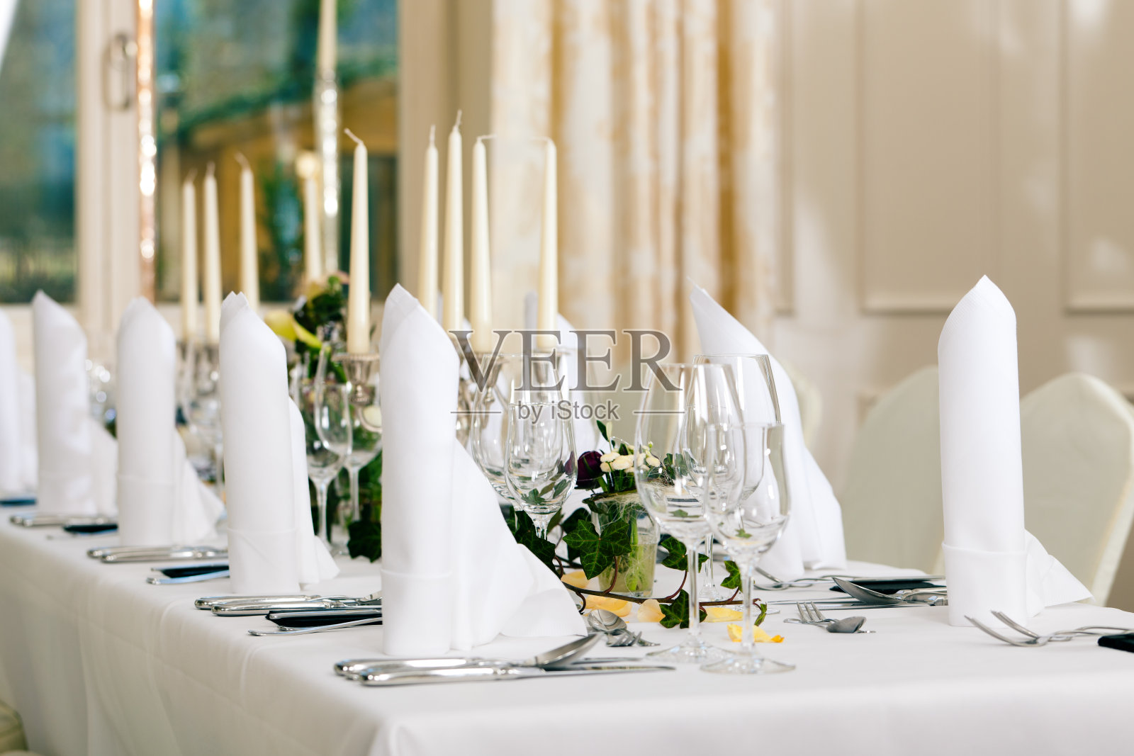 婚礼——精心装饰的餐桌照片摄影图片