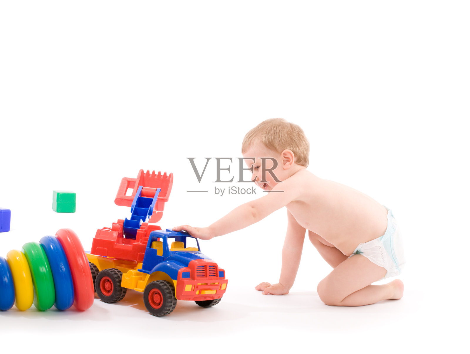 小男孩玩玩具卡车照片摄影图片