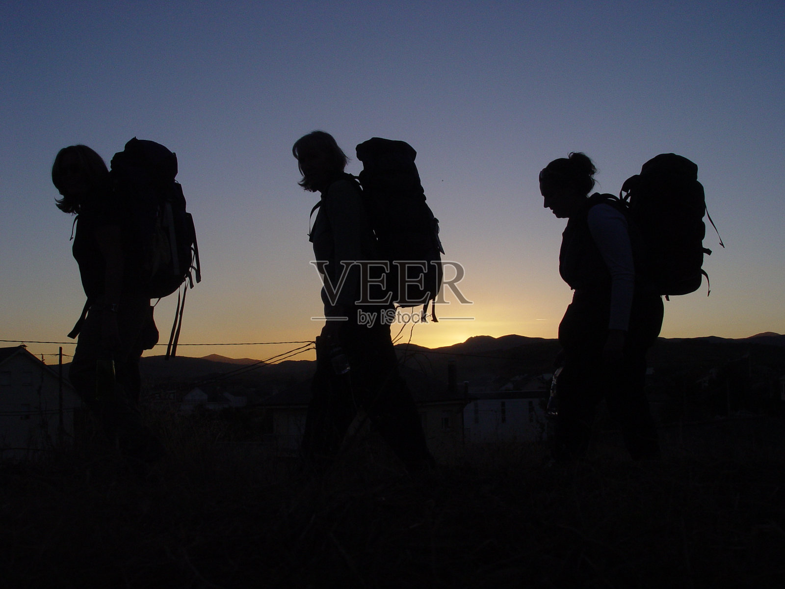 卡米诺圣地亚哥的三名徒步旅行者照片摄影图片