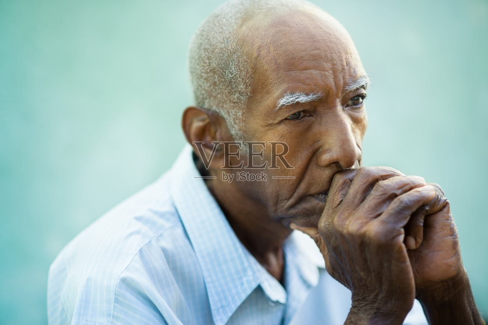 悲伤的秃头老人的肖像照片摄影图片