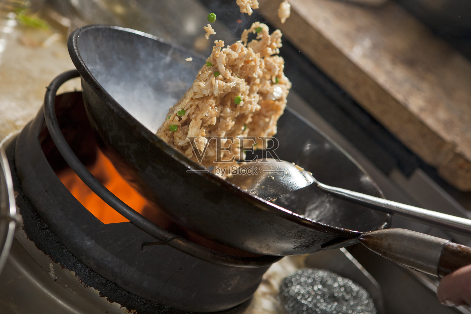 烹饪亚洲菜用炒锅煸炒照片摄影图片
