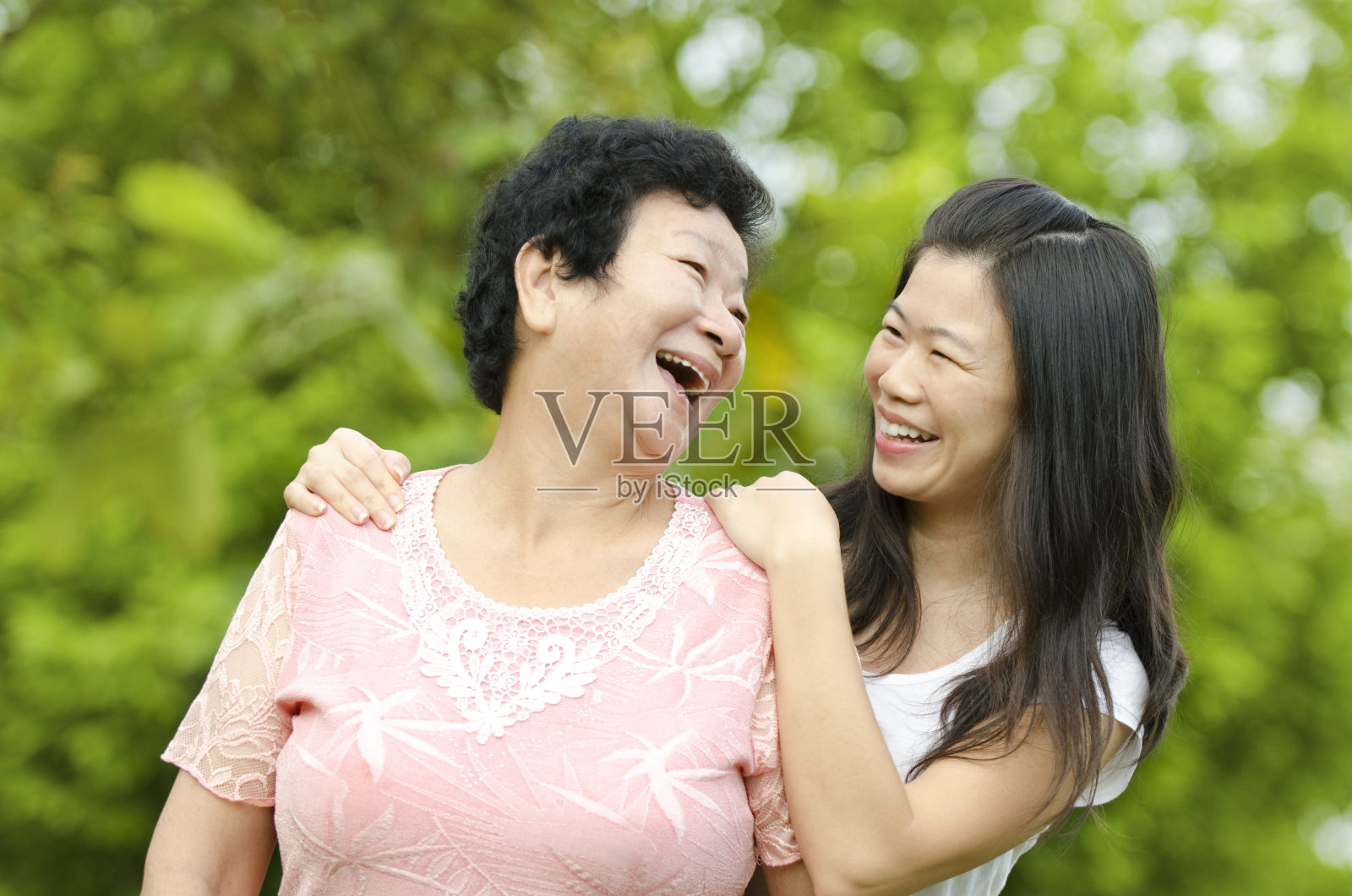 女人和妈妈一起大笑照片摄影图片