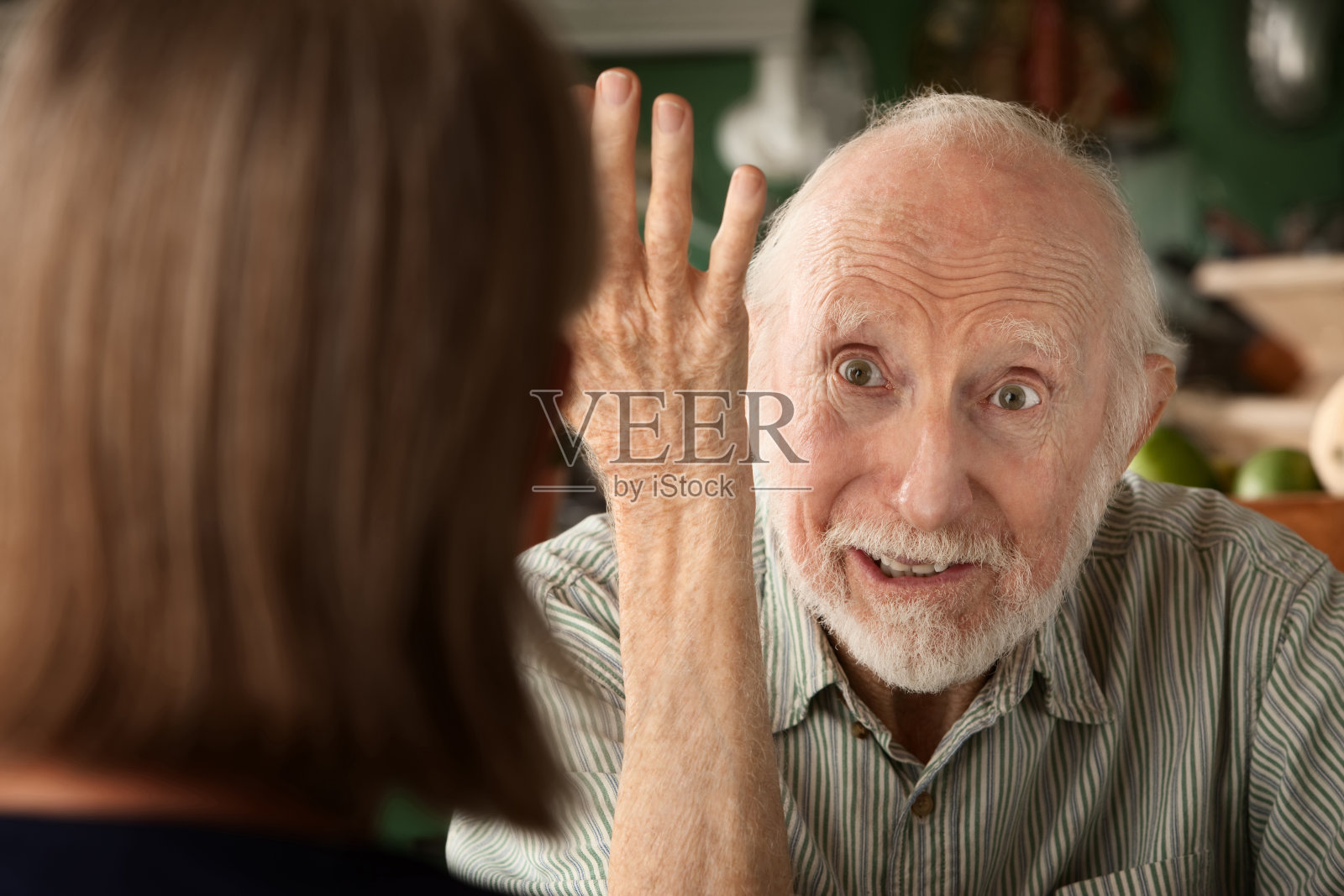 年长的男人对着对面的女人举起手臂照片摄影图片