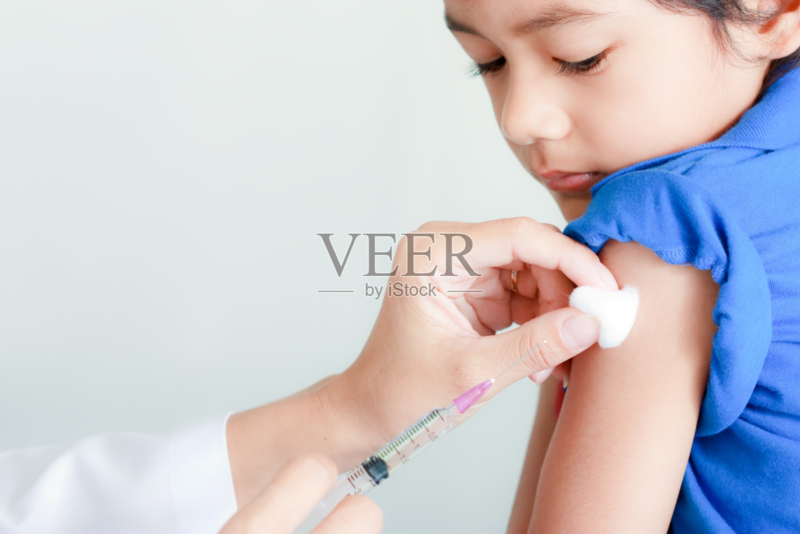 小男孩接受疫苗注射照片摄影图片