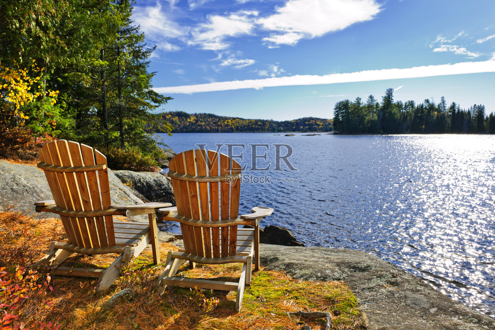 湖边的阿迪朗达克椅子照片摄影图片