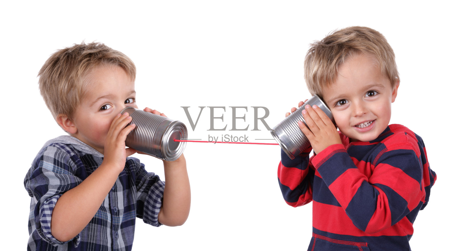 两个小男孩用锡罐和一根绳子当电话照片摄影图片