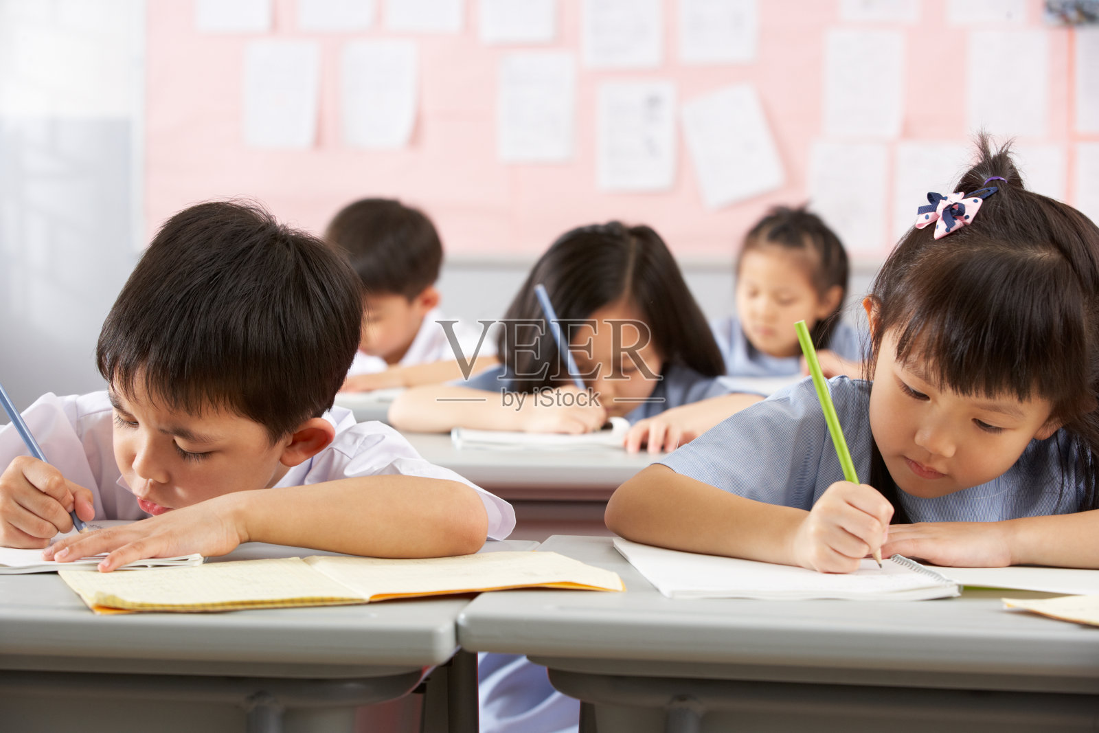 一组学生在中国学校的课桌前工作照片摄影图片