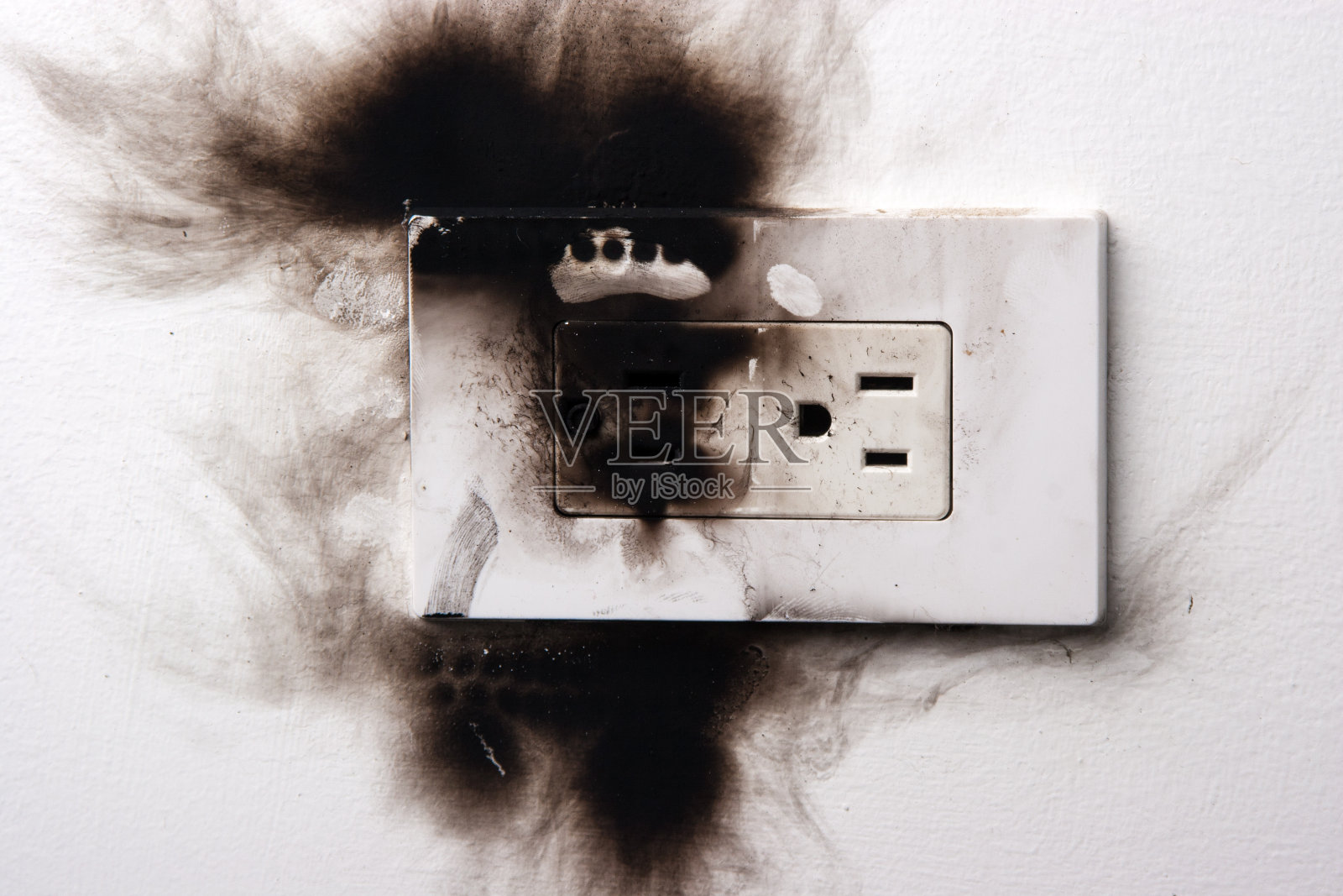 电子插座被烧毁的危险情况照片摄影图片