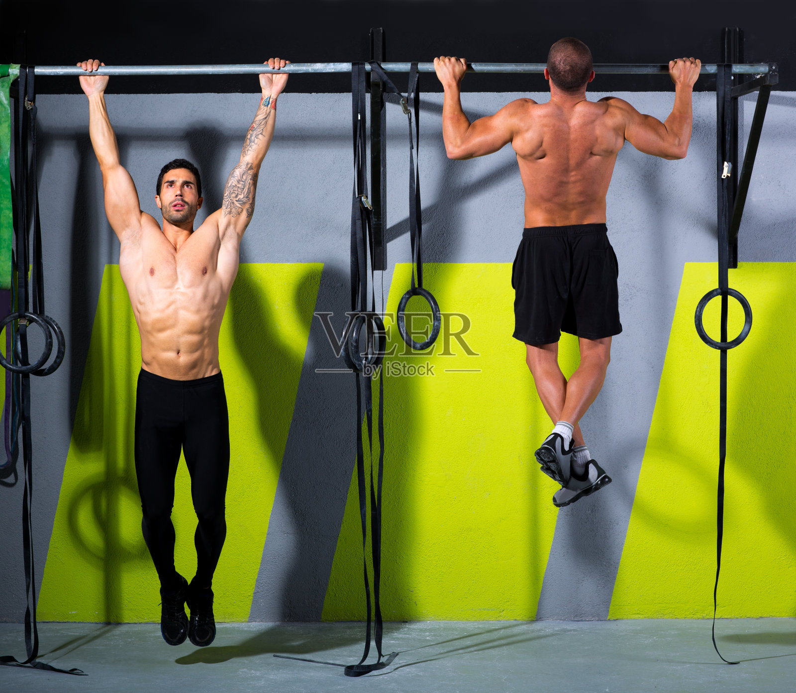 健身房用脚尖来杠男子引体向上2杠锻炼照片摄影图片