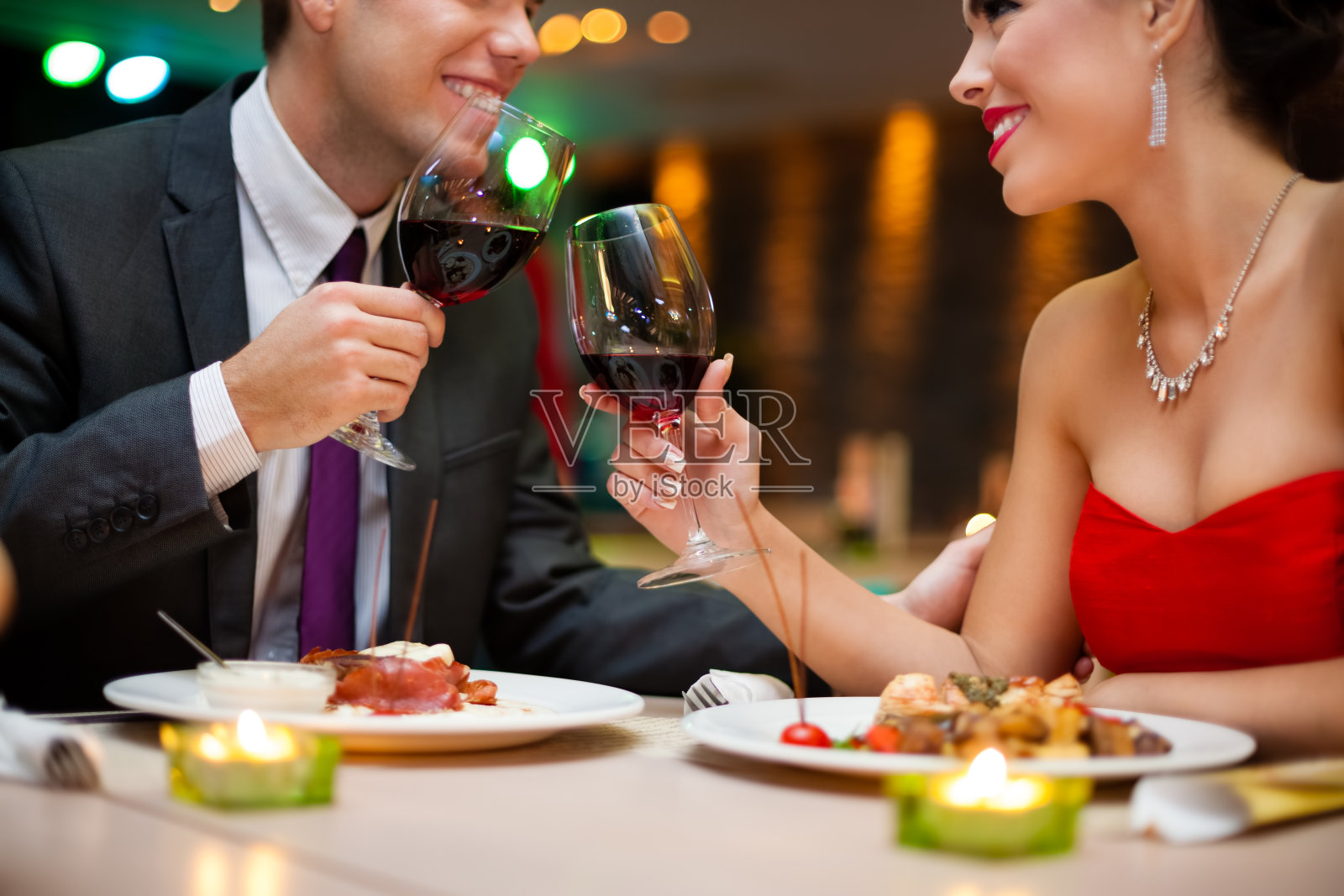 迷人的年轻夫妇在餐厅喝红酒照片摄影图片