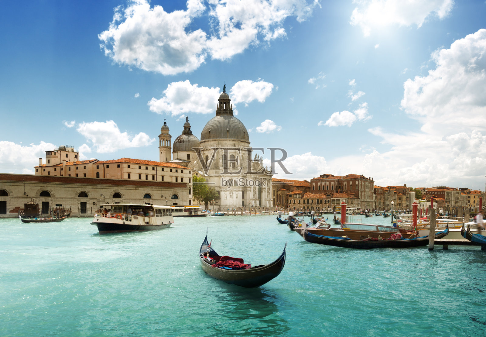 大运河和大教堂圣玛丽亚德拉礼炮，威尼斯，意大利照片摄影图片