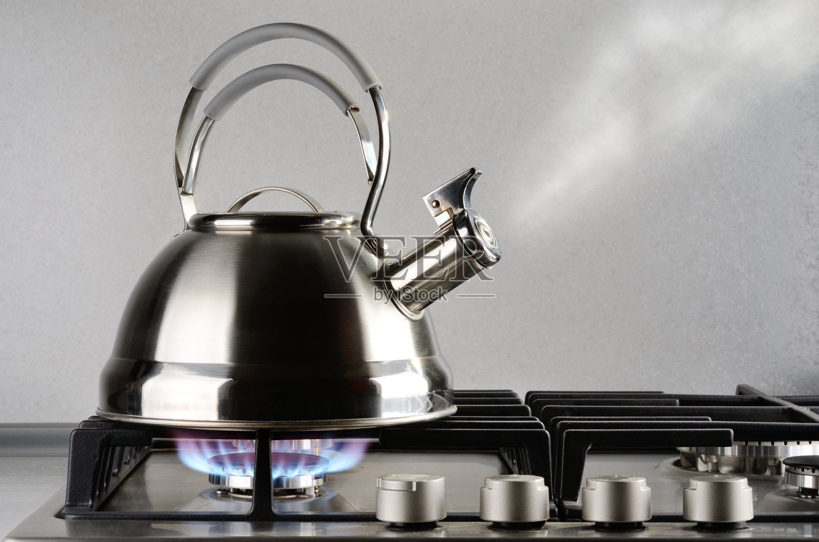 银金属茶壶在沸腾时吹出蒸汽照片摄影图片
