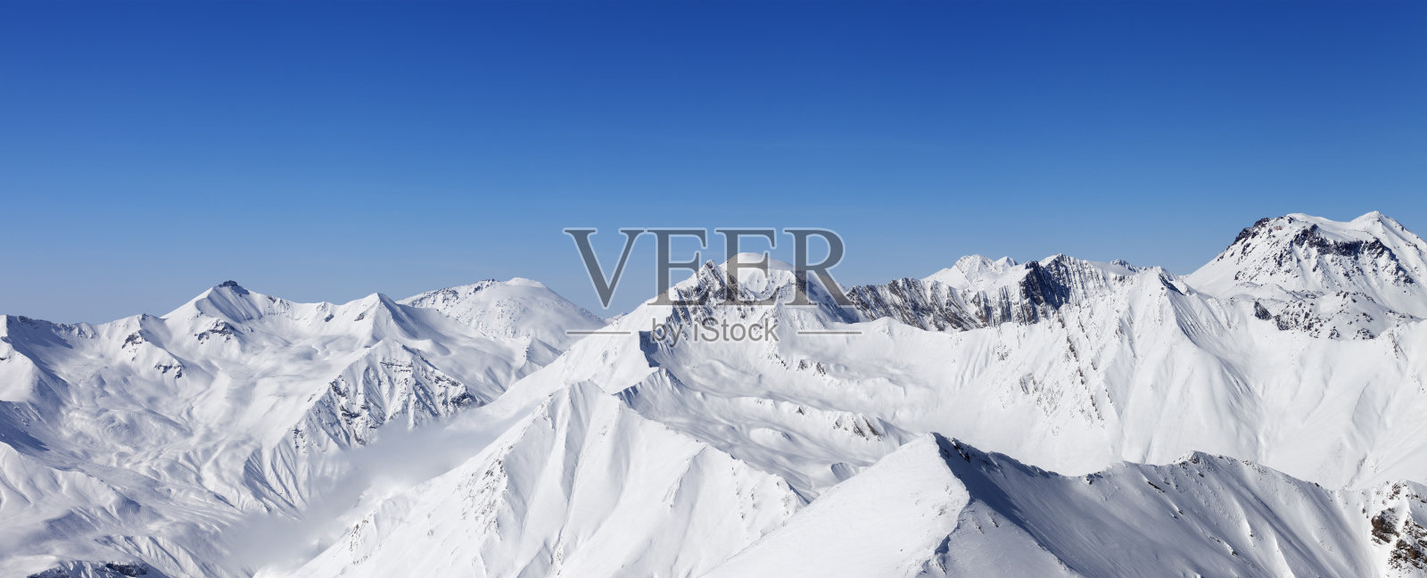 雪山和蓝天的全景照片摄影图片