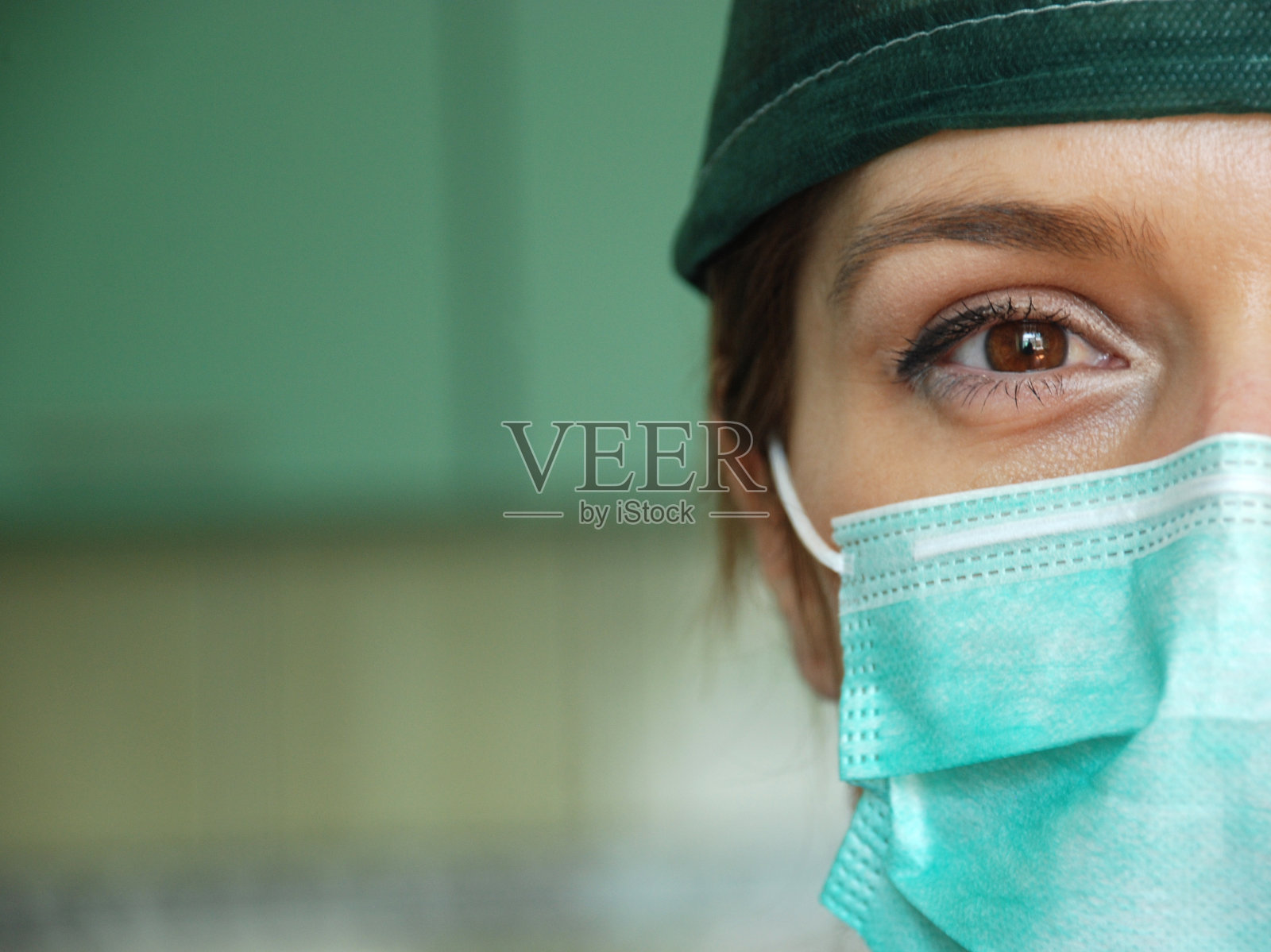 女性外科医生戴口罩的特写照片摄影图片