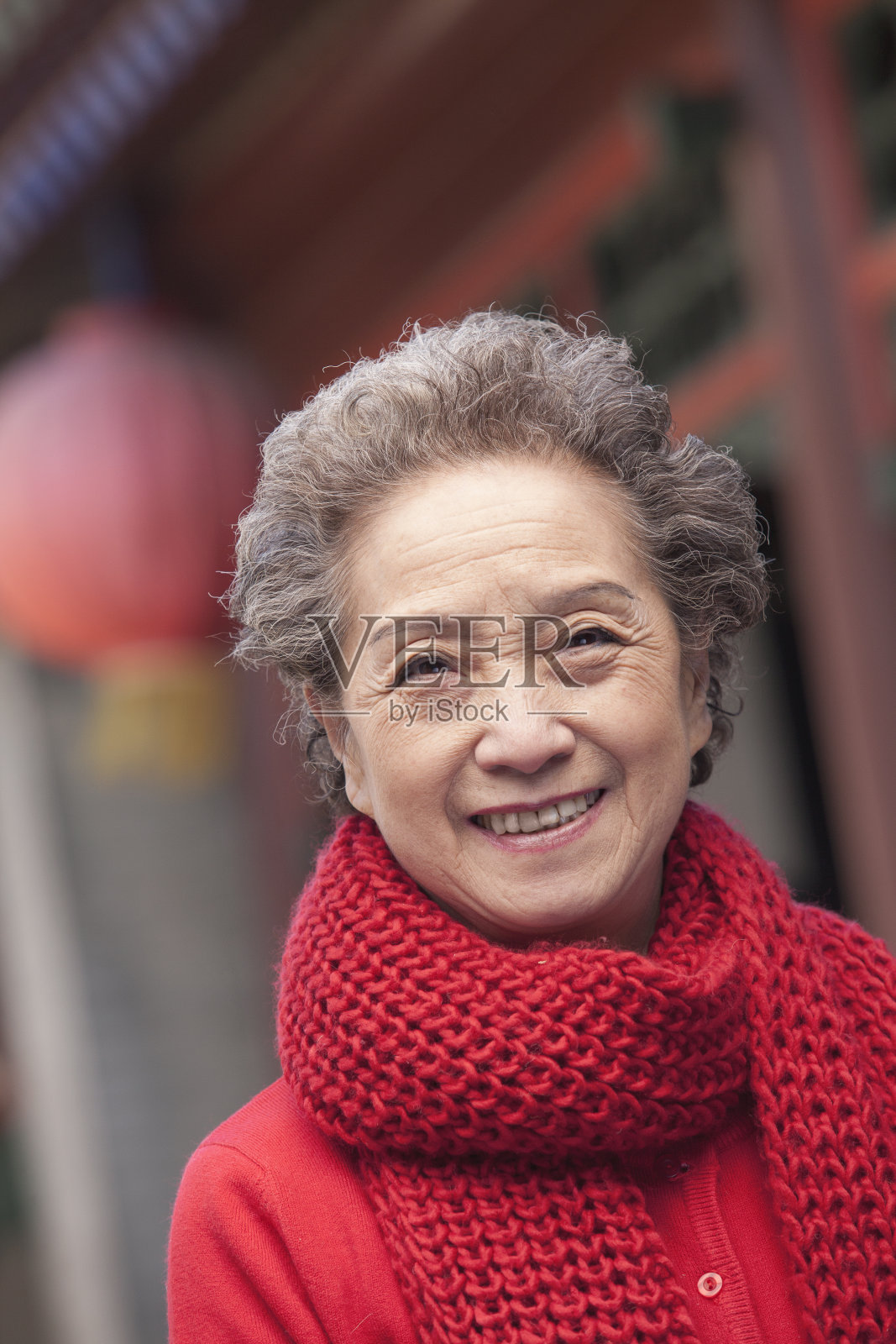 一位中国传统建筑外的年长妇女的肖像照片摄影图片