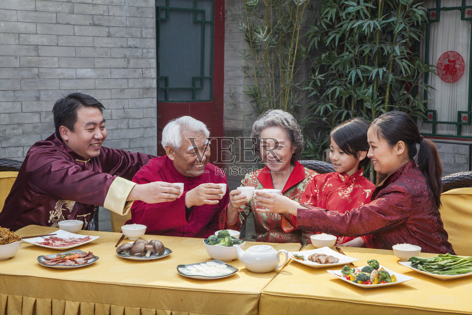 一个中国家庭举起酒杯敬酒照片摄影图片
