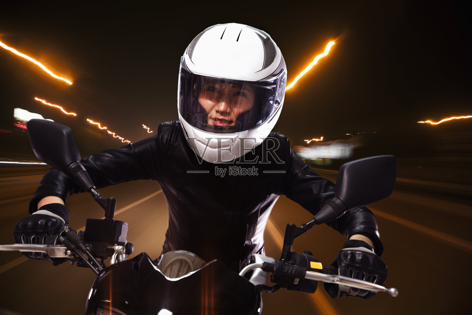 骑摩托车的年轻女子照片摄影图片