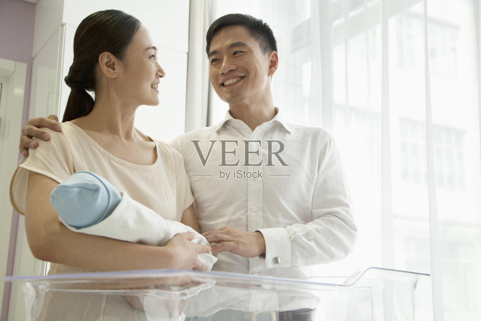 年轻男子抱起女朋友-蓝牛仔影像-中国原创广告影像素材