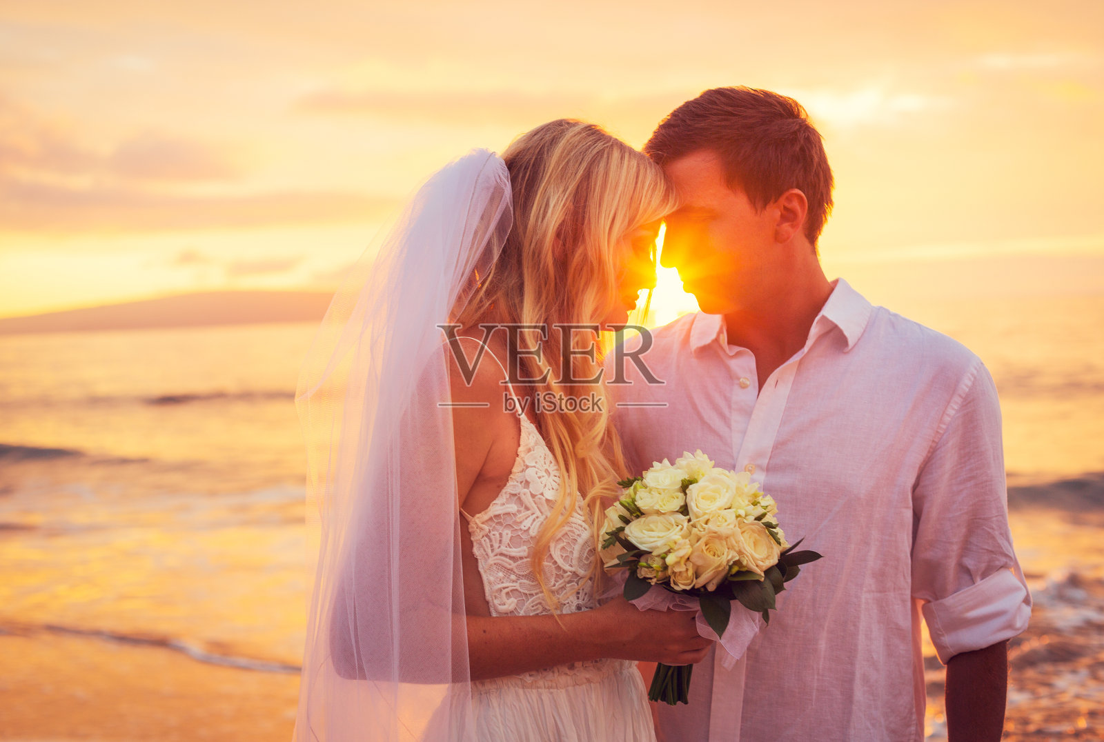 新郎和新娘欣赏美丽的日落照片摄影图片