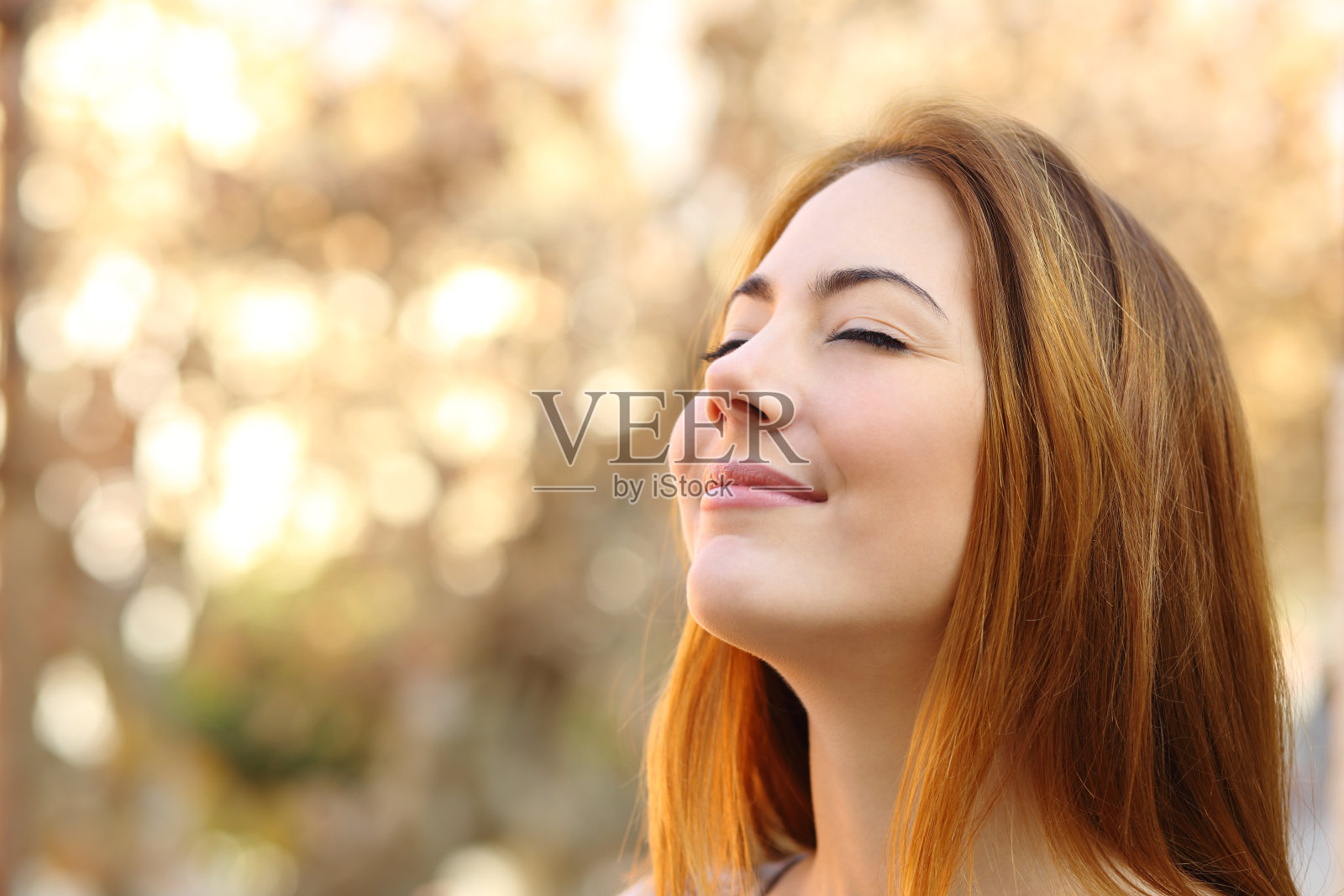 美丽的女人做呼吸练习与一个秋天的背景照片摄影图片