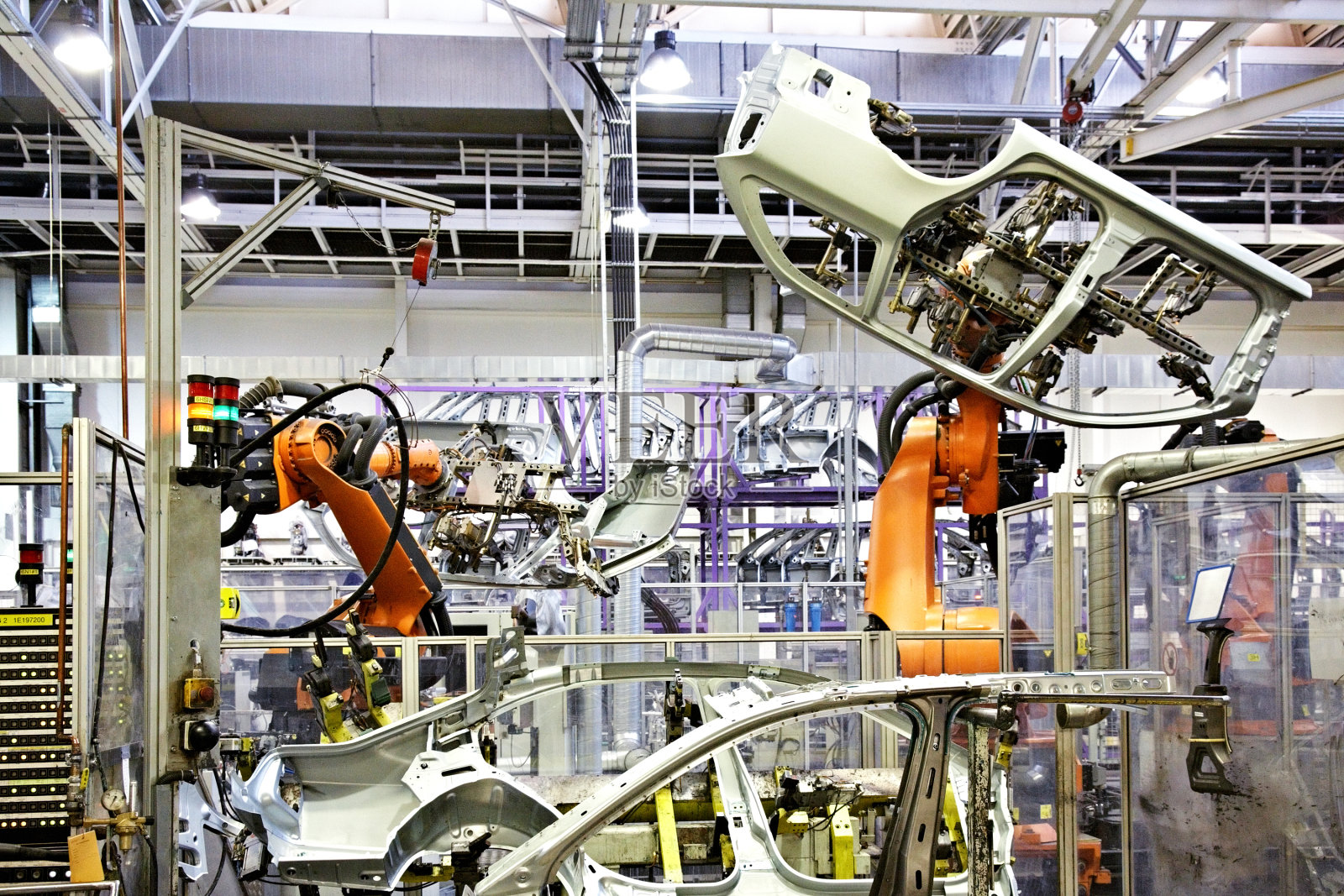 汽车工厂里的机器人照片摄影图片