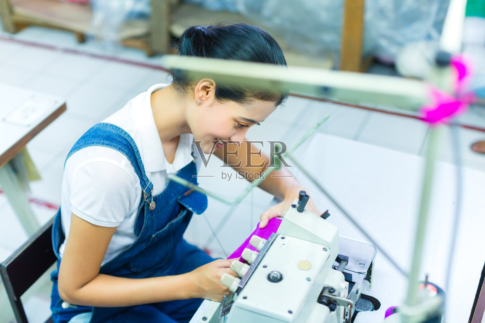 纺织厂的印尼女裁缝照片摄影图片