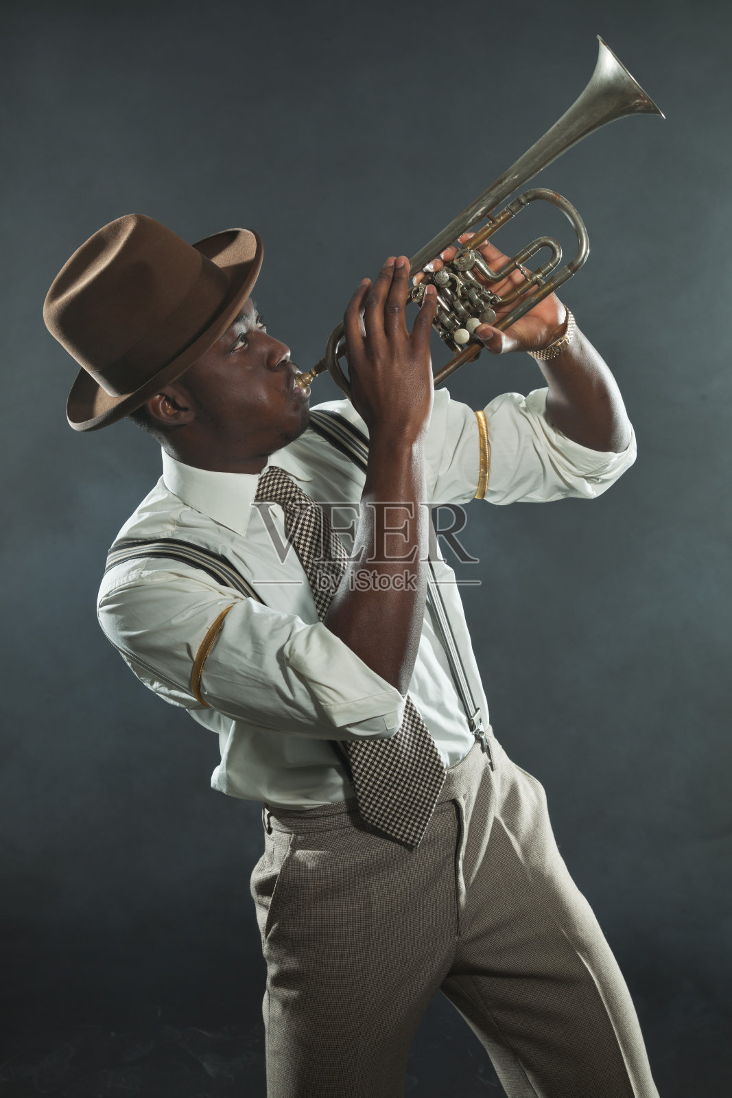 非裔美国黑人爵士小号演奏家。古董。影棚拍摄。照片摄影图片