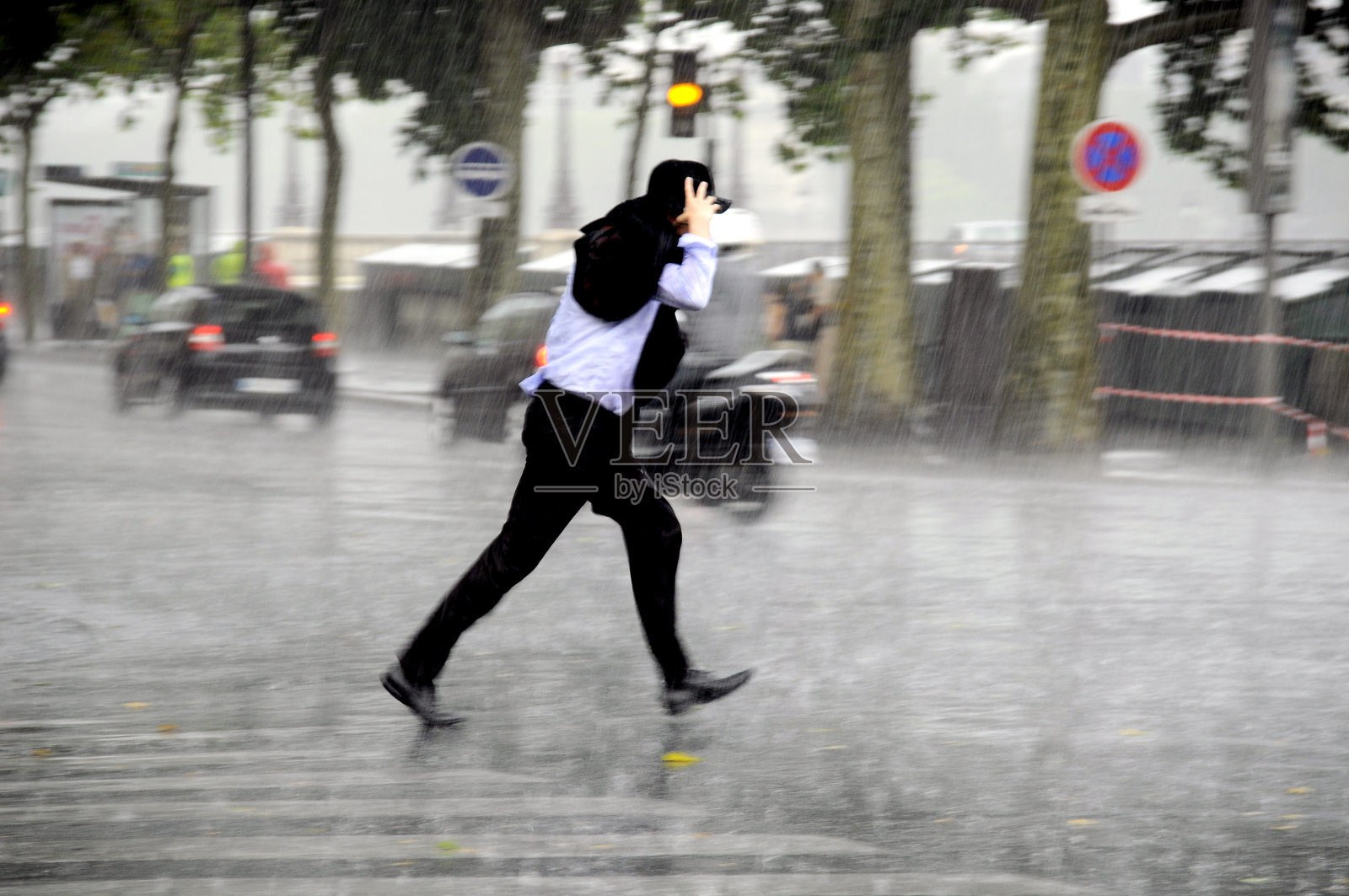 雨中奔跑的人照片摄影图片
